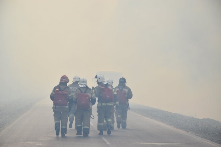 На тушение пожаров стягивают все свободные силы. Привлекают даже добровольцев. Рады и местным <nobr class="_">жителям —</nobr> они носят воду, чтобы заливать очаги, и еду, приготовленную для спасателей. Последним часто не удается даже отдохнуть На тушение пожаров стягивают все свободные силы. Привлекают даже добровольцев. Рады и местным <nobr class="_">жителям —</nobr> они носят воду, чтобы заливать очаги, и еду, приготовленную для спасателей. Последним часто не удается даже отдохнуть 