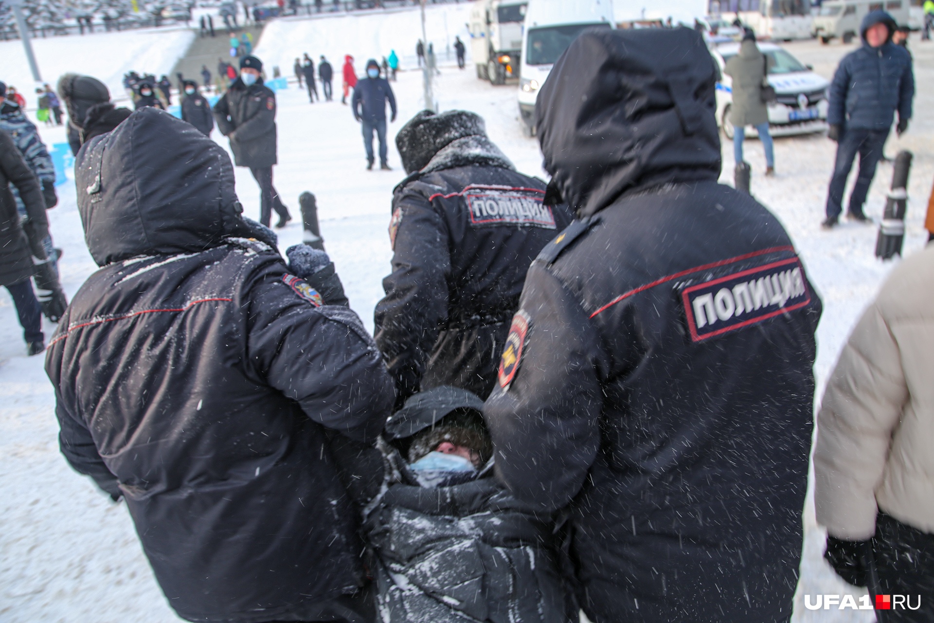 Сложно сказать, за что задержали этого парня. В МВД от комментариев воздержались Сложно сказать, за что задержали этого парня. В МВД от комментариев воздержались