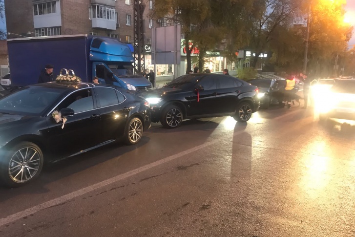 Сотрудники ГИБДД Тольятти оштрафовали водителей «Мерседеса Е500», «БМВ Х6», «Приоры», «Весты» и двух «Тойот-Камри». Все машины входили в свадебный кортеж Сотрудники ГИБДД Тольятти оштрафовали водителей «Мерседеса Е500», «БМВ Х6», «Приоры», «Весты» и двух «Тойот-Камри». Все машины входили в свадебный кортеж
