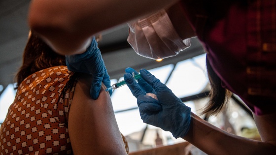 Вакцину «ЭпиВакКорона» перестали поставлять в регионы