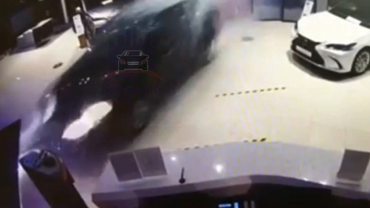 Видео с эпичным концом: водитель джипа протаранил машину ГИБДД и автосалон