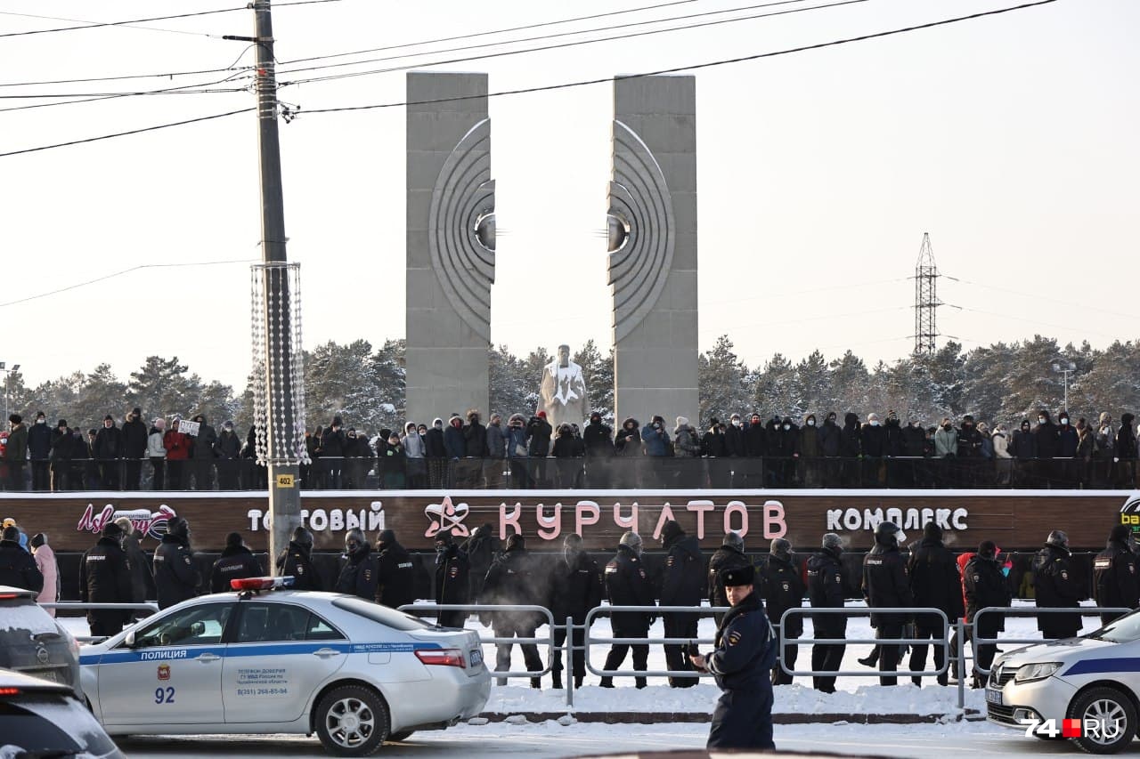 У памятника Курчатову колонну уже ждала полиция У памятника Курчатову колонну уже ждала полиция