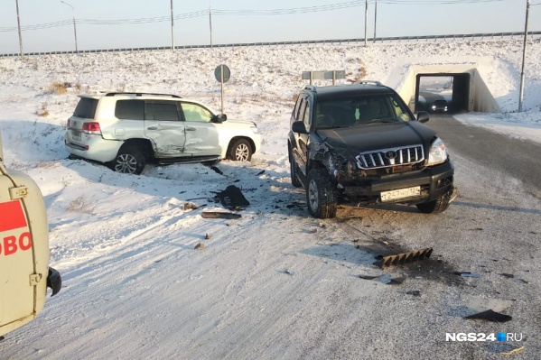 Съезд в Дрокино с трассы решили закрыть после ДТП с двумя внедорожниками. Дорога неофициальная, но действовала много лет Съезд в Дрокино с трассы решили закрыть после ДТП с двумя внедорожниками. Дорога неофициальная, но действовала много лет