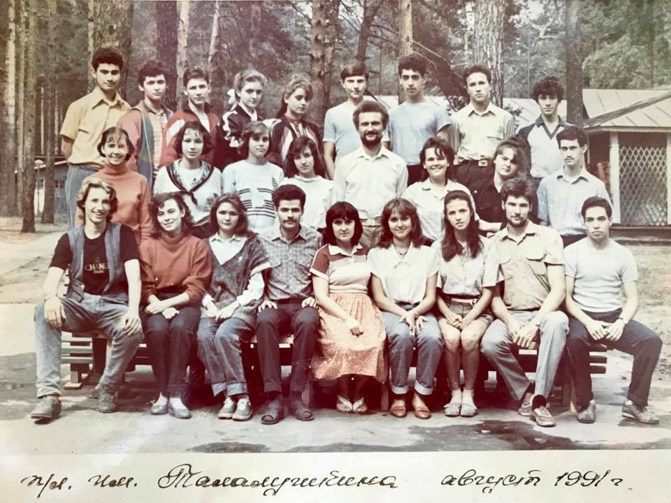 Ефим Хазанов (четвертый слева внизу), вожатый физико-математического лагеря. 1991 год