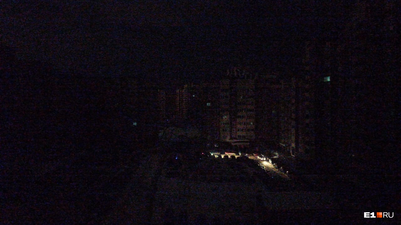 Погасив свет комната погрузилась во мрак впр. Европа во тьме. Украина погрузилась во тьму. Киев погрузился во мрак. Город во мраке отключение электроэнергии.