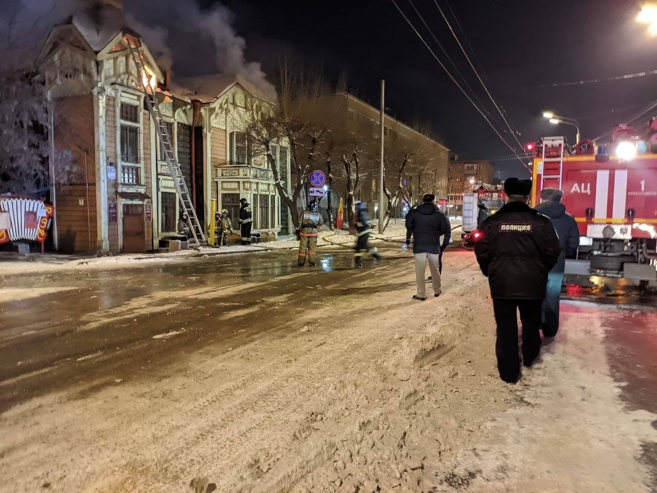 Площадь пожара — 20 квадратных метров, пламя видно на крыше Площадь пожара — 20 квадратных метров, пламя видно на крыше