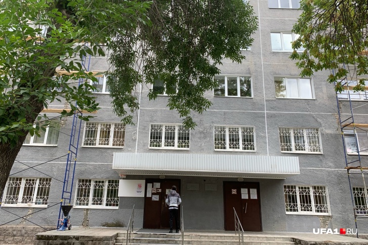 По словам соседей, парень покончил с собой По словам соседей, парень покончил с собой