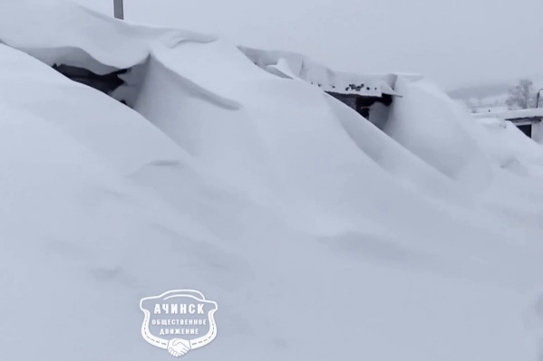 Целое гаражное сообщество оказалось под снегом Целое гаражное сообщество оказалось под снегом