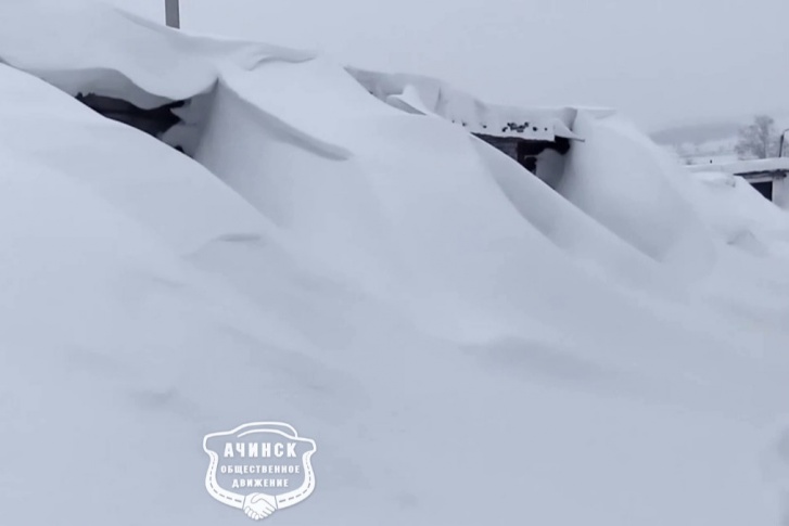 Целое гаражное сообщество оказалось под снегом Целое гаражное сообщество оказалось под снегом