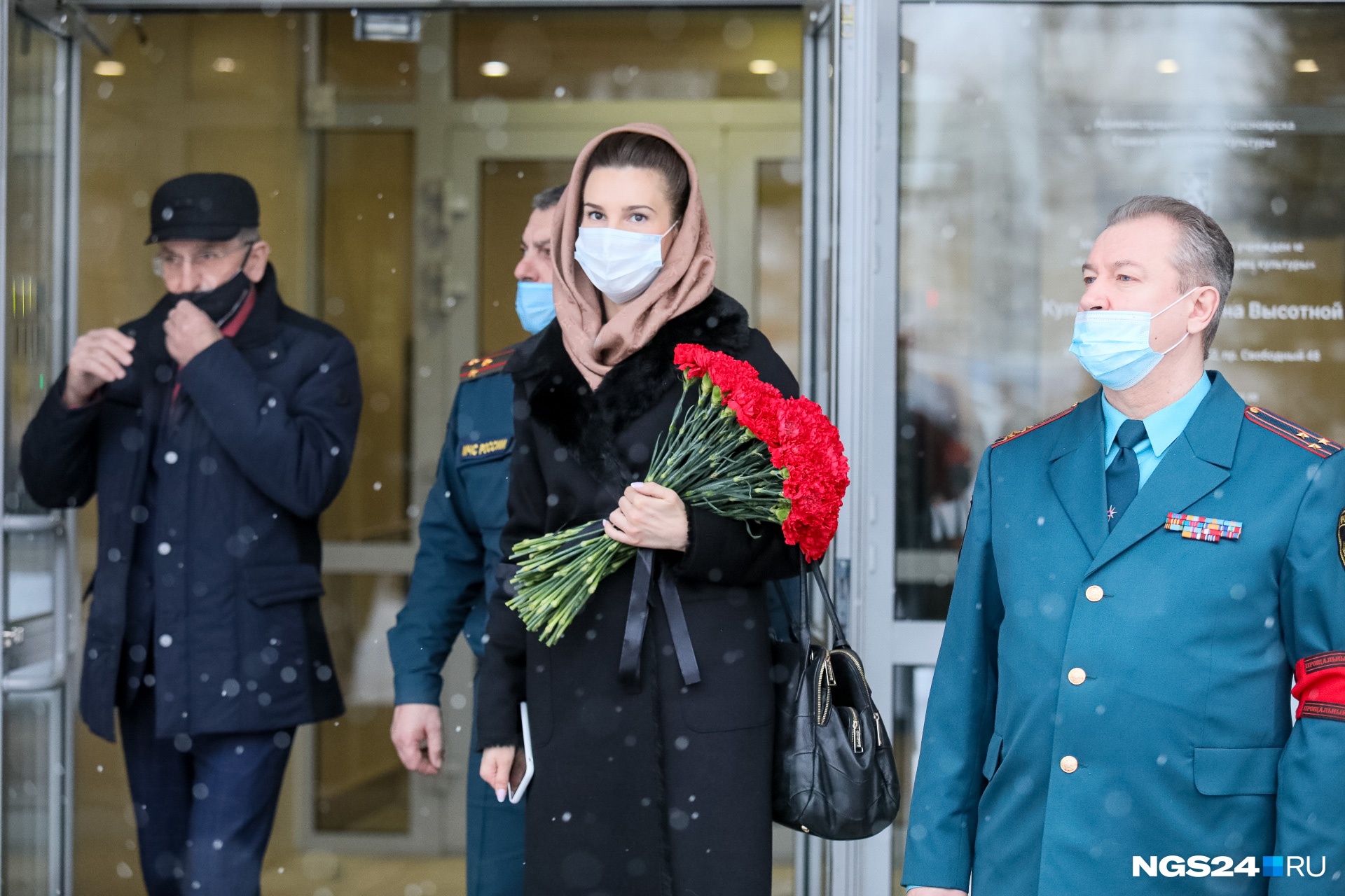 Очередь людей с цветами тянулась по всей парковке у ГорДК Очередь людей с цветами тянулась по всей парковке у ГорДК