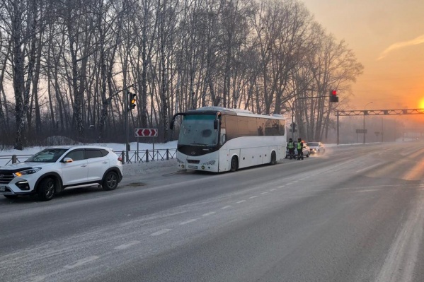 Автобус заглох на шоссе Автобус заглох на шоссе
