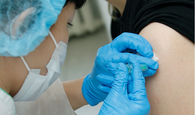 В Сургуте в «Сити Молле» открылся мобильный пункт вакцинации от COVID-19. Уже привилось 45 человек