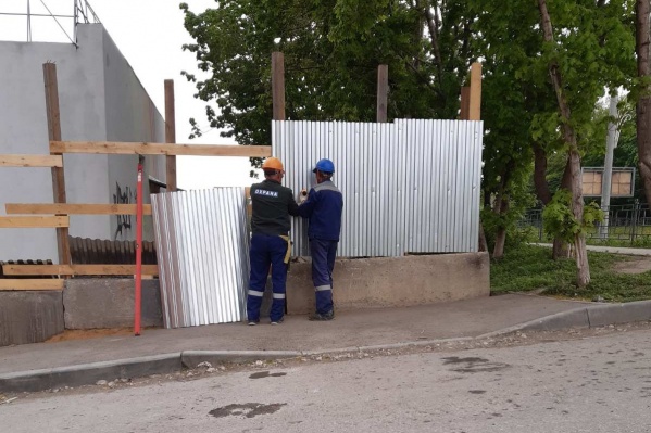 Земельный участок уже огородили забором Земельный участок уже огородили забором