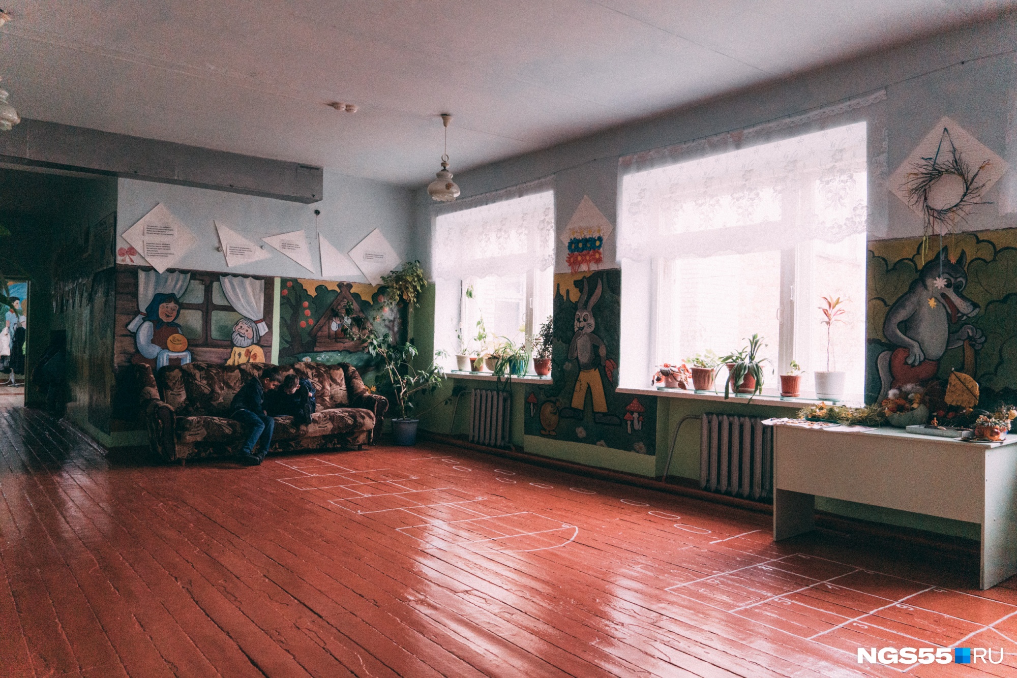 На стенах сельской школы поселились герои советских мультфильмов