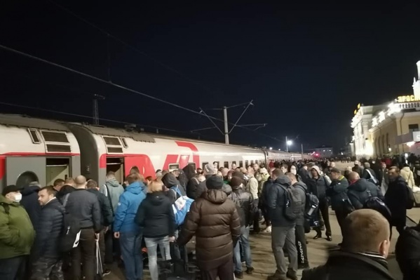 Толпа людей оказалась на вокзале ранним утром Толпа людей оказалась на вокзале ранним утром