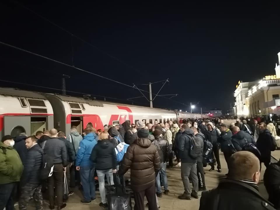 Люди столпились в ожидании поезда