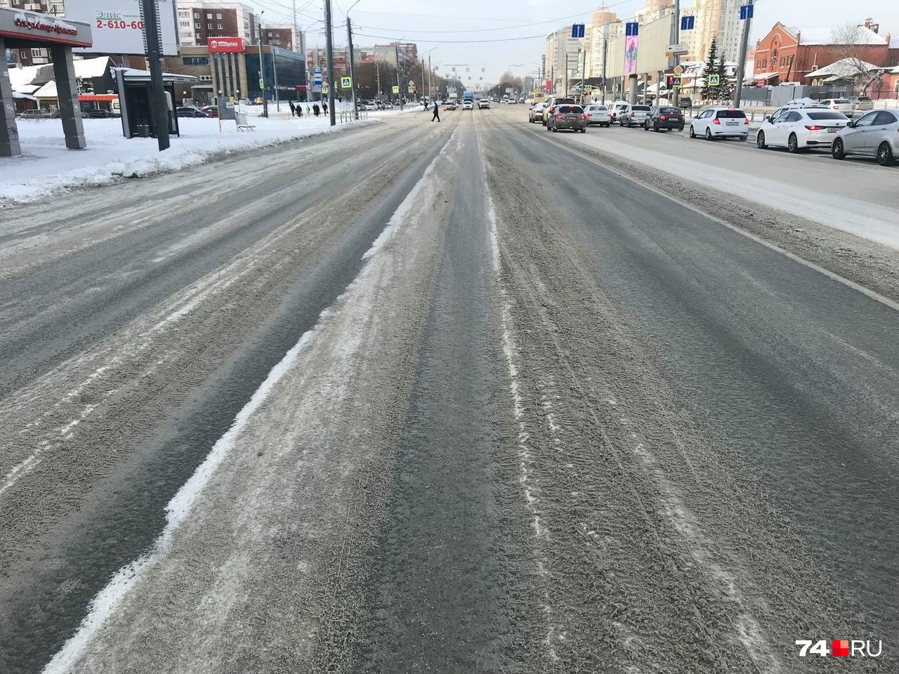 Улица Братьев Кашириных в эти выходные. Не так уж чисто, и колеи устрашающие Улица Братьев Кашириных в эти выходные. Не так уж чисто, и колеи устрашающие