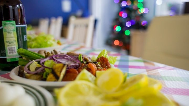 Сколько живут салаты с новогоднего стола? Инструкция для доедающих