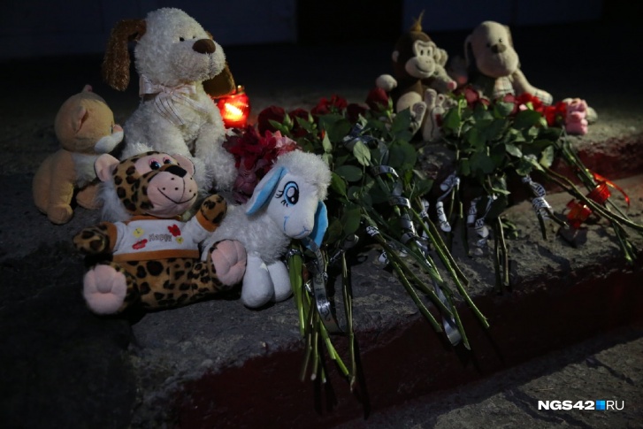 Сейчас возле школы, где учились девочки, образовался стихийный мемориал Сейчас возле школы, где учились девочки, образовался стихийный мемориал