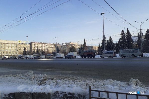 Автомобили стоят по периметру площади Автомобили стоят по периметру площади