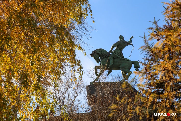 Памятник национальному герою нуждается в ремонте с 2019 года Памятник национальному герою нуждается в ремонте с 2019 года