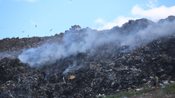 В Росприроднадзоре рассказали, что грозит виновникам пожаров на мусорном полигоне под Уфой
