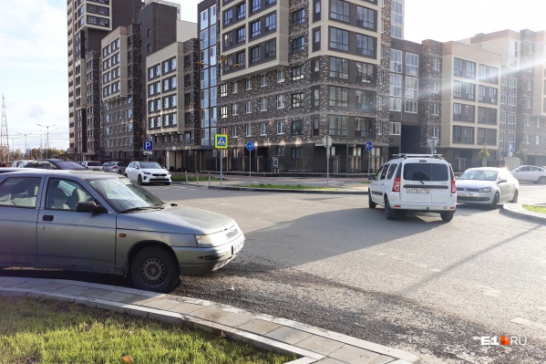 В Екатеринбурге запретили парковку на улице Чемпионов В Екатеринбурге запретили парковку на улице Чемпионов