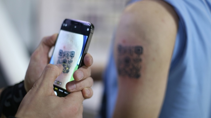 Новосибирец набил себе татуировку с секретным QR-кодом — мы узнали, куда он ведет