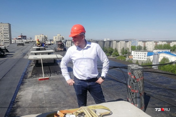 Кухарук забрался на крышу, чтобы проверить ход ремонта Кухарук забрался на крышу, чтобы проверить ход ремонта