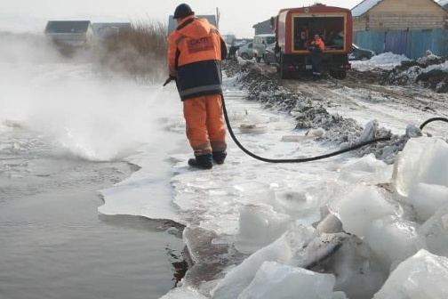 По берегам малых рек в Красноярске специалисты расчищают водостоки По берегам малых рек в Красноярске специалисты расчищают водостоки