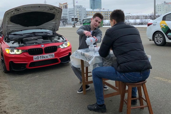 Красный BMW парни поставили на аварийку Красный BMW парни поставили на аварийку