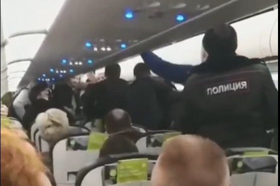 Для того чтобы вывести пьяных из самолета, потребовалась помощь пассажиров Для того чтобы вывести пьяных из самолета, потребовалась помощь пассажиров