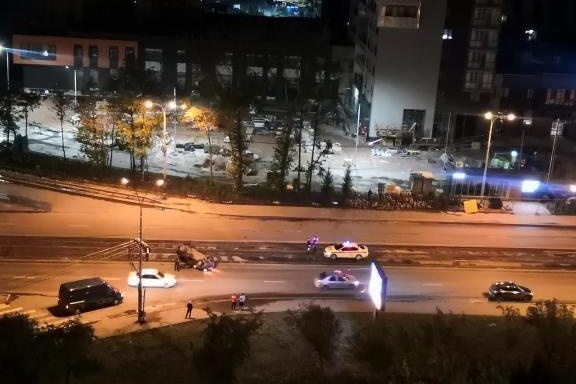 Машина лежала на крыше на путях Машина лежала на крыше на путях