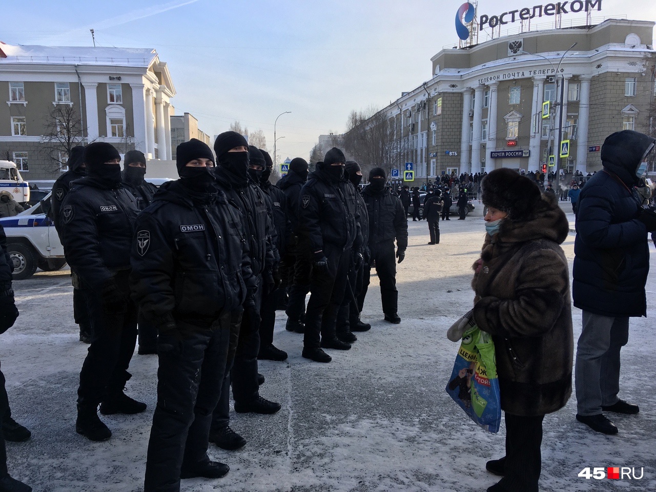 Пожилая женщина высказывала свое недовольство ОМОНу Пожилая женщина высказывала свое недовольство ОМОНу