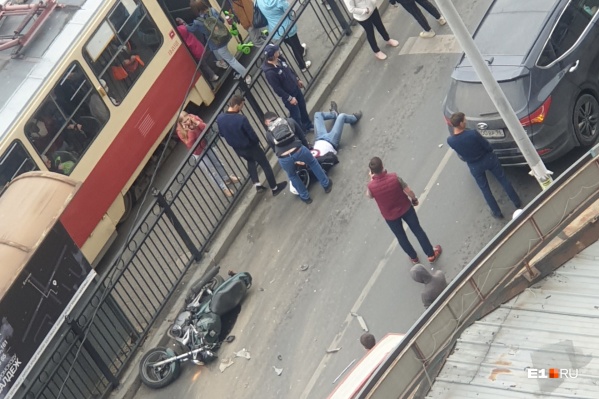 Мотоциклиста доставили в больницу на скорой Мотоциклиста доставили в больницу на скорой