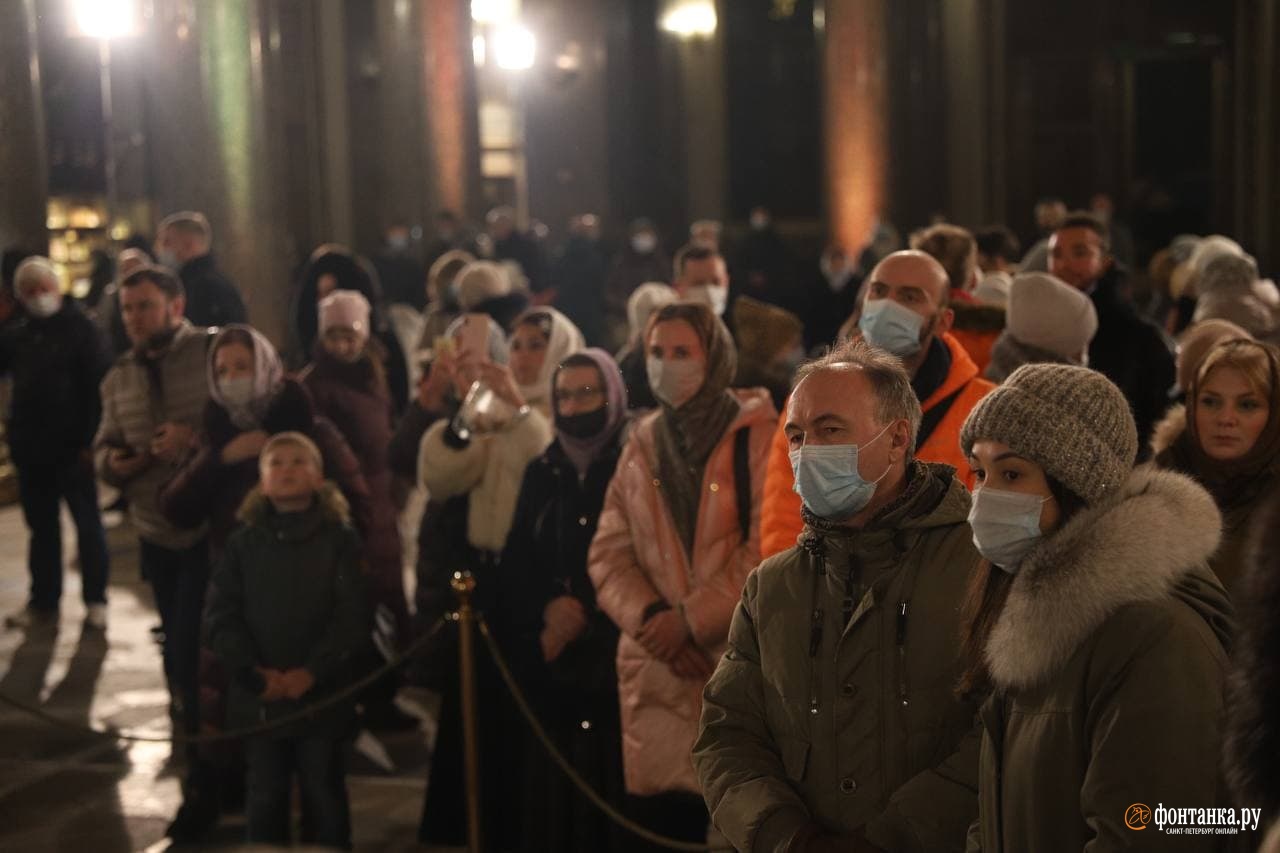 В масках и с дезинфекцией. Петербуржцы пришли на рождественское богослужение в Казанский собор
