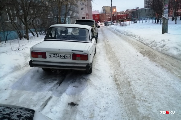 Парковка не чищена — можно встать на тротуар Парковка не чищена — можно встать на тротуар