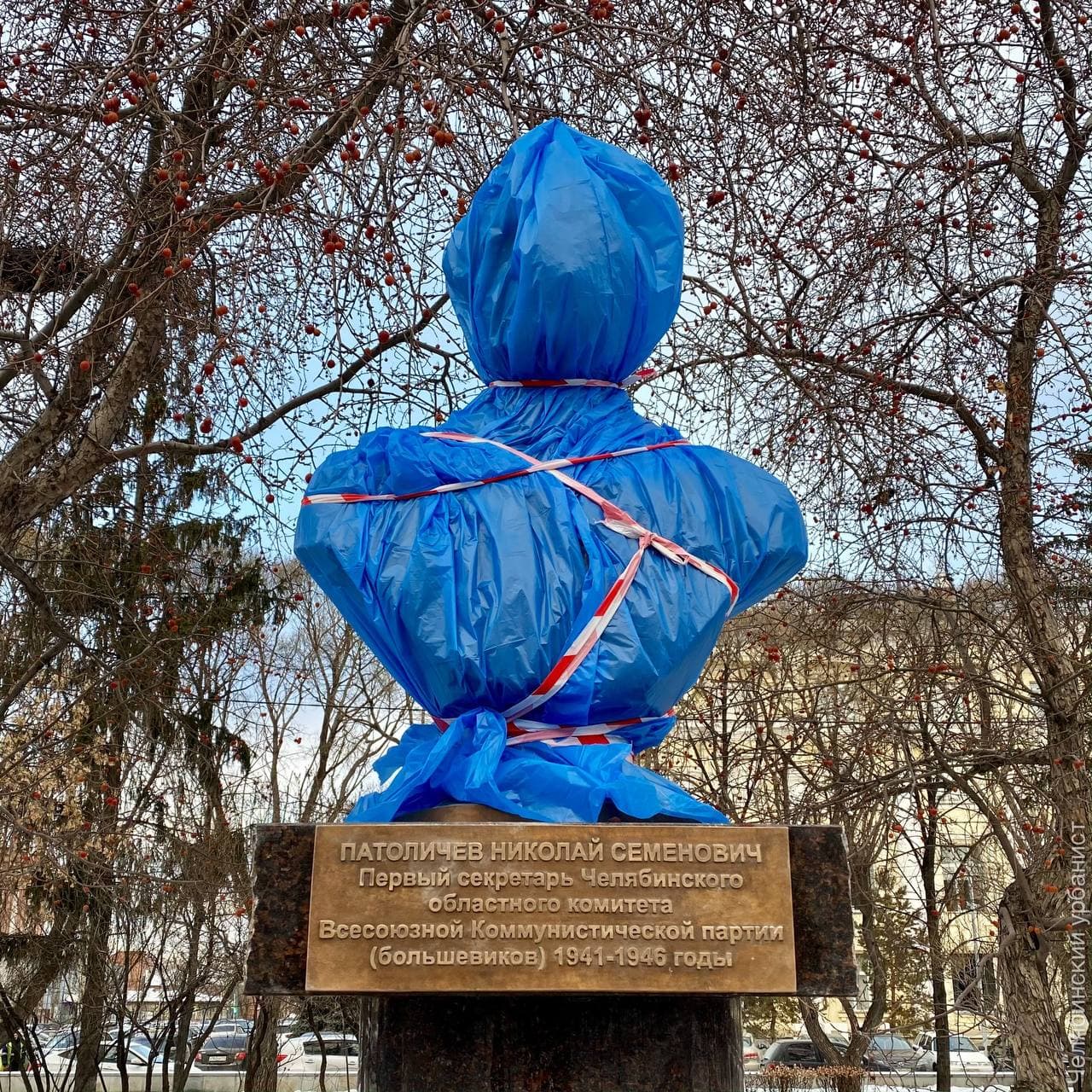 Лев Владов в качестве примера установки памятников «втихую» приводит бюст Николаю Патоличеву на Аллее Славы Лев Владов в качестве примера установки памятников «втихую» приводит бюст Николаю Патоличеву на Аллее Славы