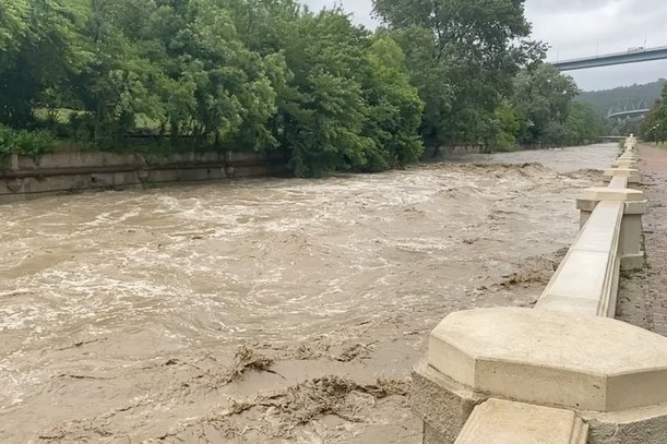 Вода в руслах резко поднялась и бурлит Вода в руслах резко поднялась и бурлит