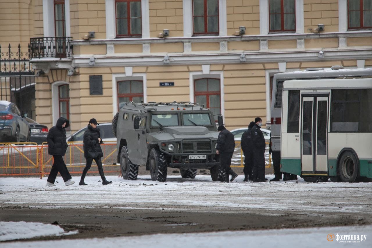 Новая нормальность. Центр Петербурга в заборах и погонах, власть говорит: «А что такого?»