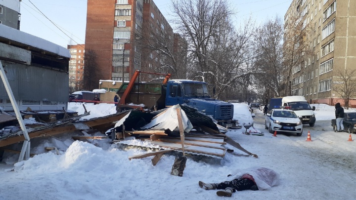 Женщина погибла под рухнувшей торговой палаткой на улице Родионова