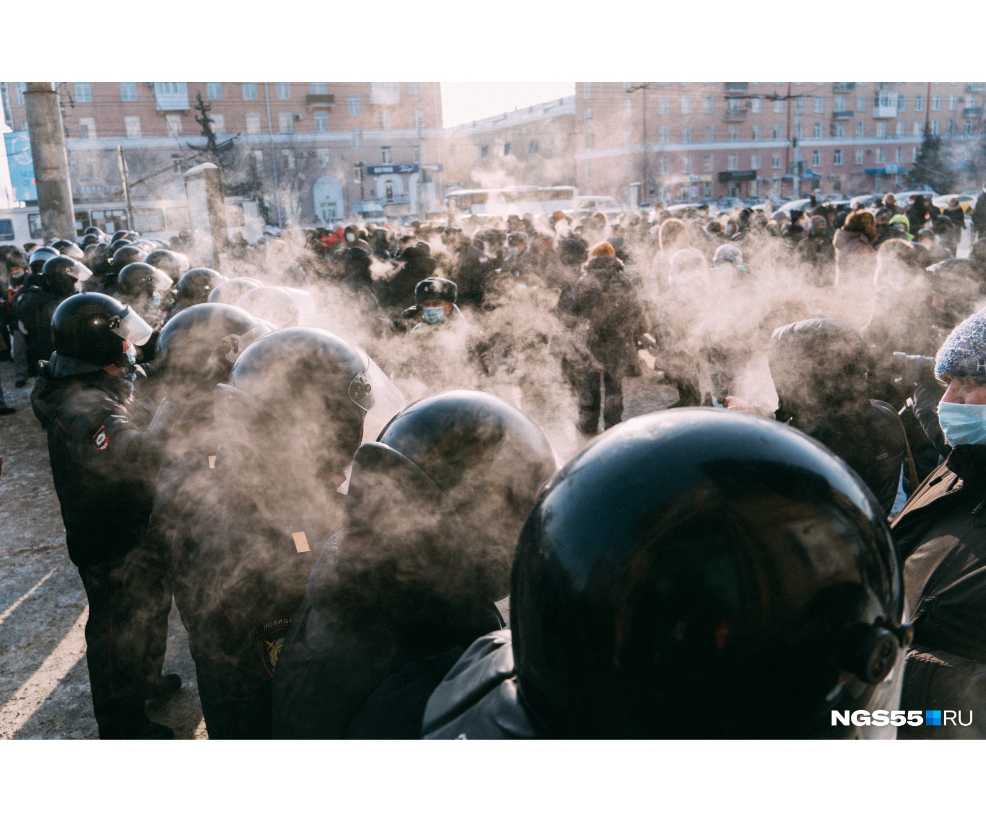 Сначала эта «стена» не пускала людей по проспекту Маркса. Часть людей повернула, чтобы пройти по улице Ленина. Через некоторое время эти полицейские ушли, и остаток толпы продолжил путь в сторону Театральной площади Сначала эта «стена» не пускала людей по проспекту Маркса. Часть людей повернула, чтобы пройти по улице Ленина. Через некоторое время эти полицейские ушли, и остаток толпы продолжил путь в сторону Театральной площади