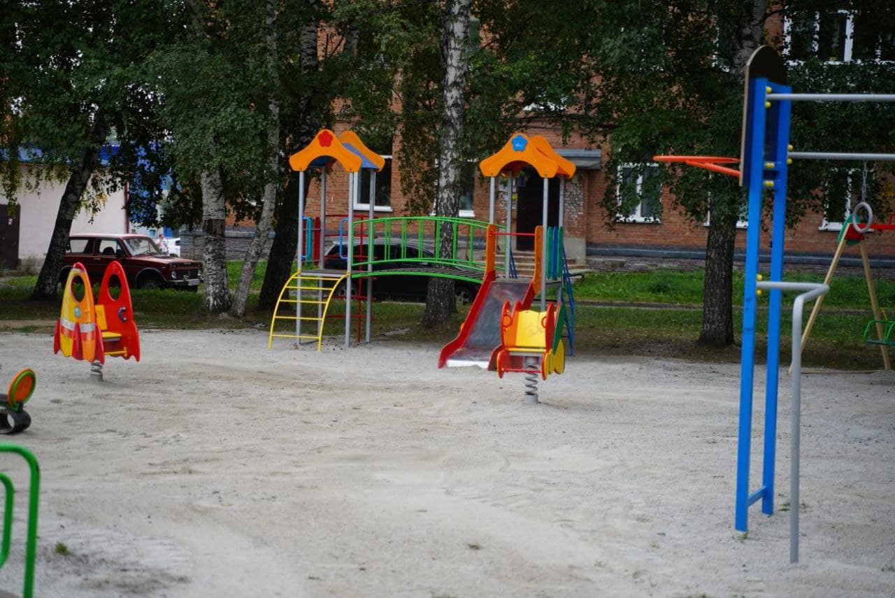 В Кузбассе за 3 дня отремонтировали детскую площадку, которая возмутила губернатора