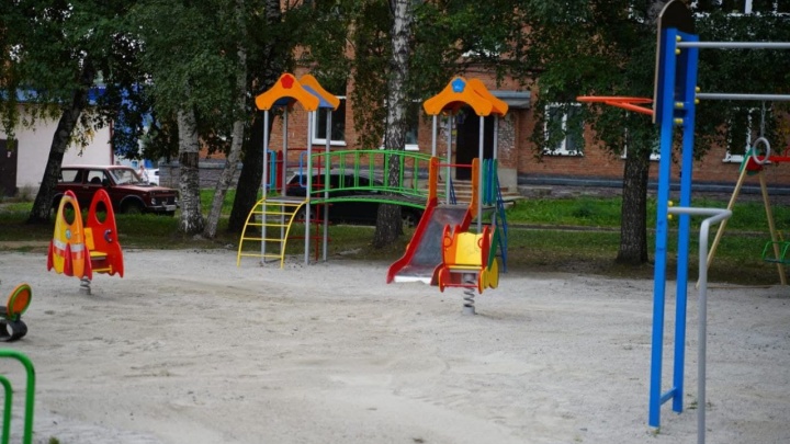 В Кузбассе за 3 дня отремонтировали детскую площадку, которая возмутила губернатора