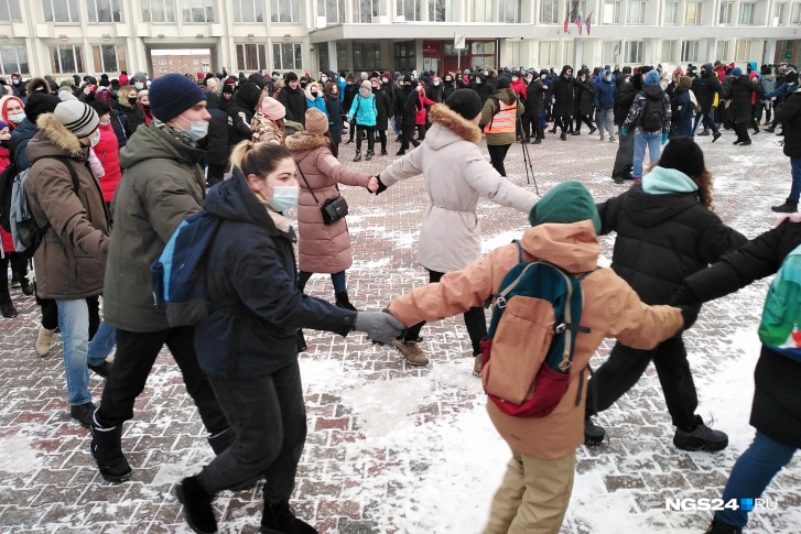 Митингующие водят хоровод перед мэрией Митингующие водят хоровод перед мэрией