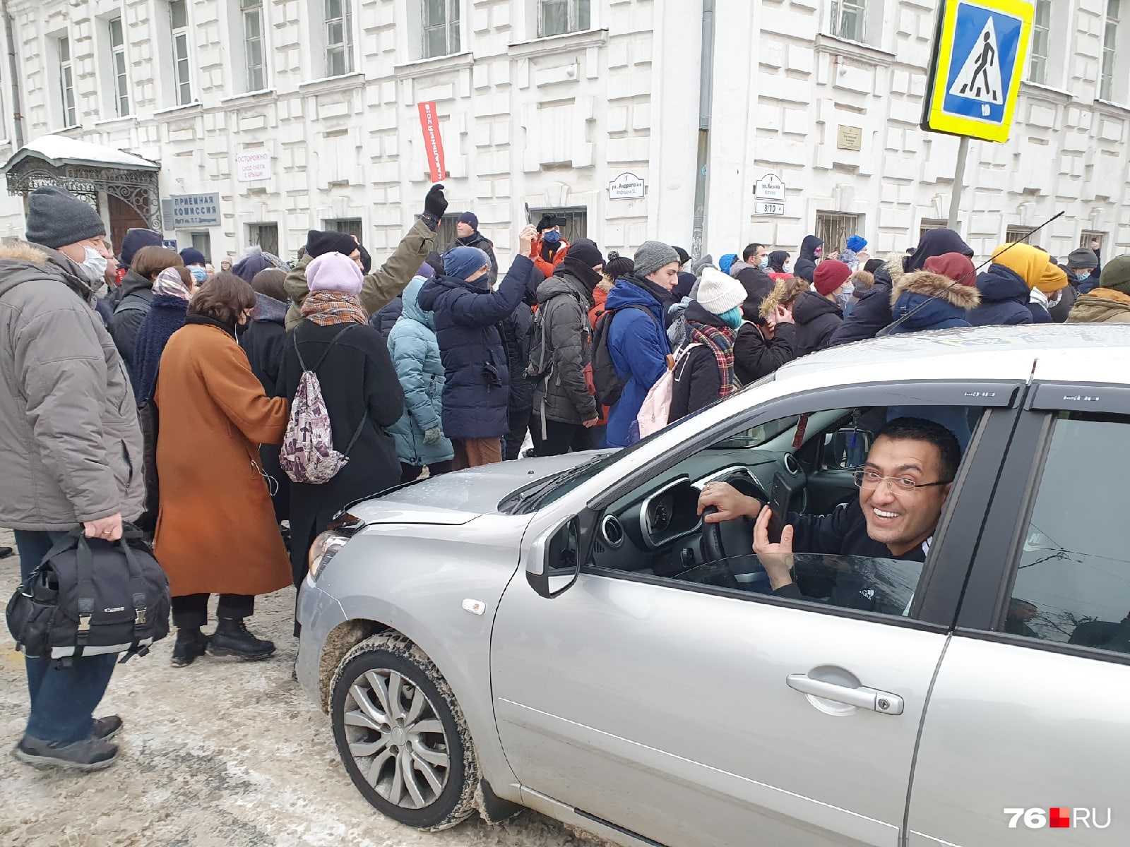 Проезжающие мимо автомобилисты рады пропустить колонну Проезжающие мимо автомобилисты рады пропустить колонну