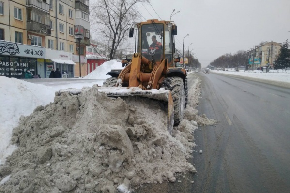 Снег убирает спецтехника Снег убирает спецтехника