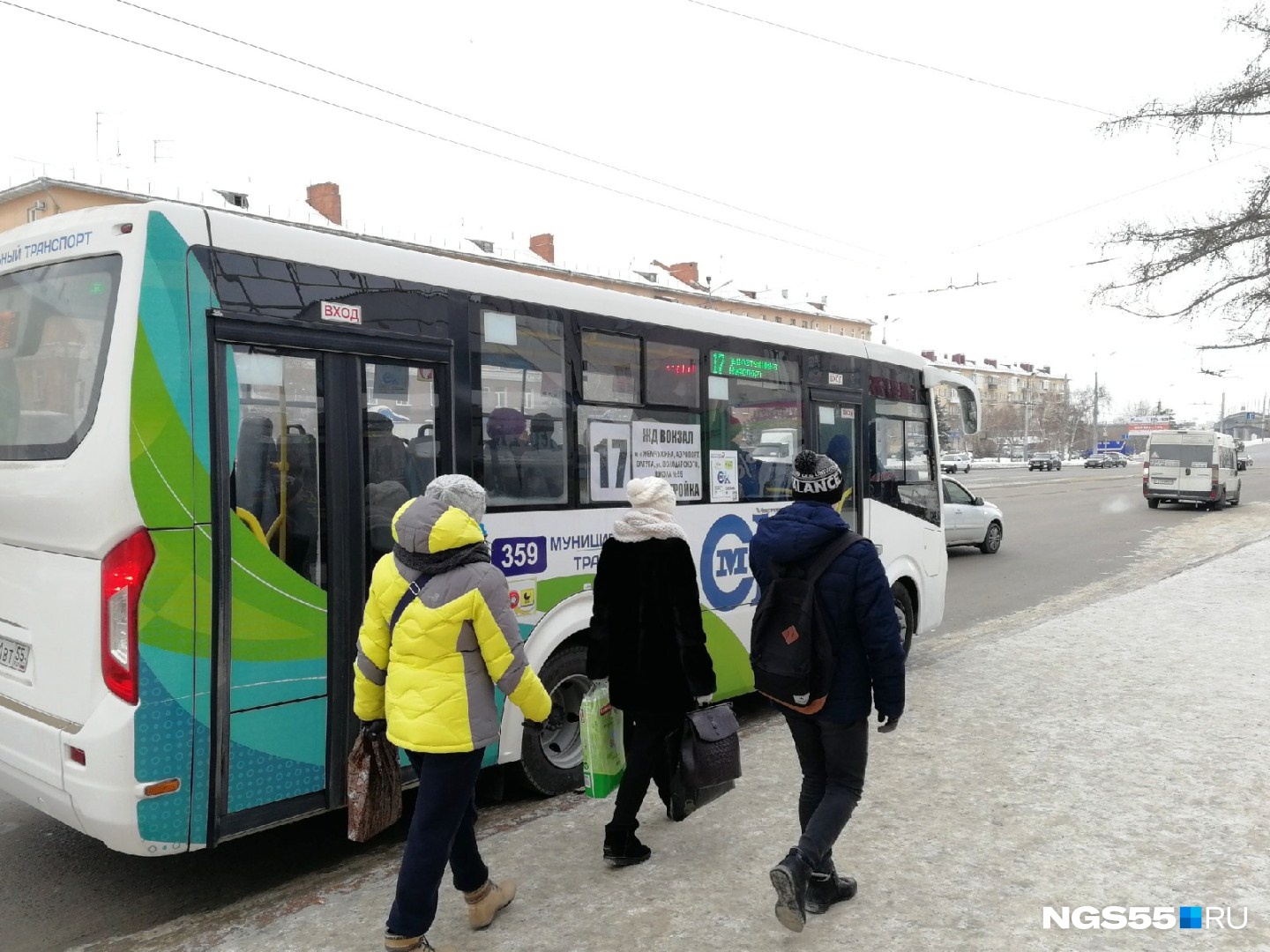 В середине нерабочей недели в Омске все-таки решили увеличить число автобусов