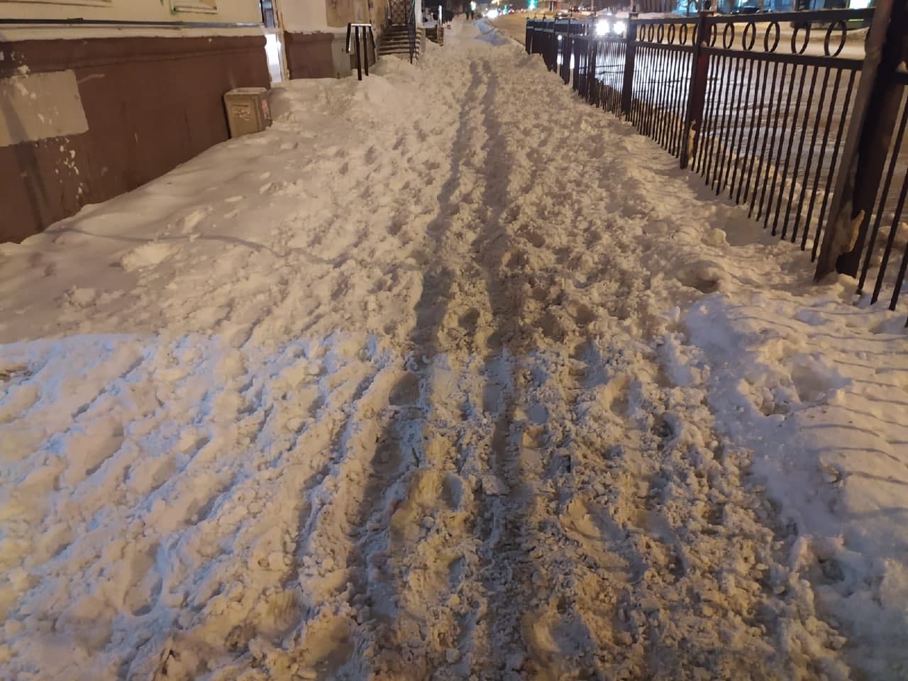 Перекресток Фурманова — 8 Марта. Тротуар тут совсем не для пешеходов Перекресток Фурманова — 8 Марта. Тротуар тут совсем не для пешеходов