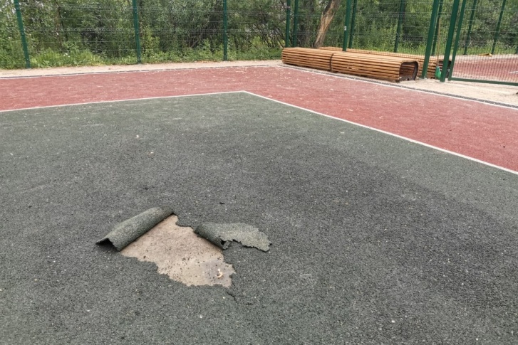 Спортивные и детские площадки буквально разваливаются Спортивные и детские площадки буквально разваливаются